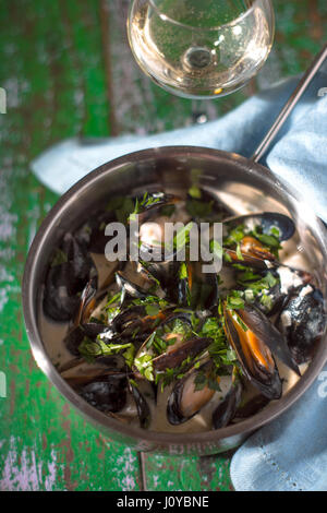 Muscheln in Schärpe in Topf auf Brettern Stockfoto