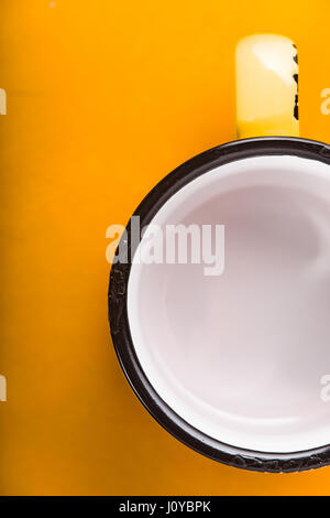 Leere Tasse gelbe Tabelle Draufsicht Stockfoto