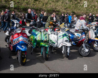 Inspektion der Roller zu den nationalen Scooter Rally Ostern 2017 am Spa Scarborough Yorkshire UK Stockfoto