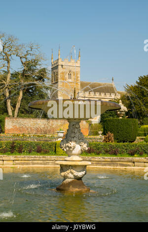 Belton Kirche und Brunnen Stockfoto