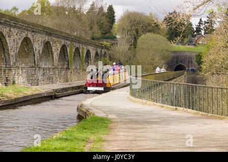 Narrowboat und Wanderer über das Aquädukt am Llangollen Kanal 1801 erbaut Stockfoto