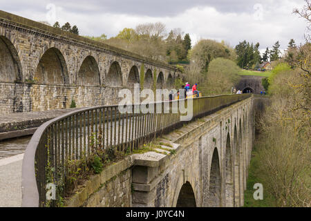 Narrowboat und Wanderer über das Aquädukt am Llangollen Kanal 1801 erbaut Stockfoto