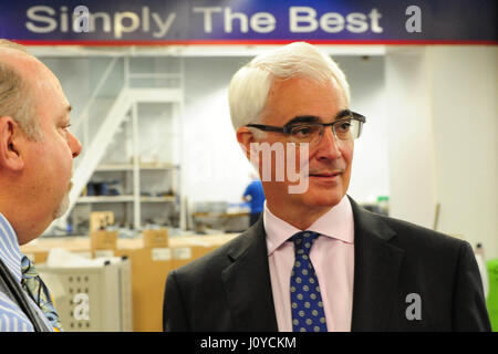 Alistair Darling, Führer der Better Together-Kampagne auf eine Fabrik zu besuchen in Fife am Morgen nach einer Fernsehdebatte mit SNP Führer Alex Salmond über die schottische Unabhängigkeit, in denen viele Kommentatoren dachte Herr Darling am besten durchgeführt Stockfoto