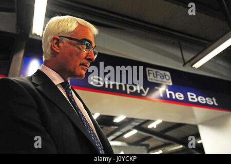 Alistair Darling, Führer der Better Together-Kampagne auf eine Fabrik zu besuchen in Fife am Morgen nach einer Fernsehdebatte mit SNP Führer Alex Salmond über die schottische Unabhängigkeit, in denen viele Kommentatoren dachte Herr Darling am besten durchgeführt Stockfoto