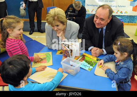 Erste Minister Alex Salmond und Abgeordneter First Minister Nicola Sturgeon mit Kindern am North Edinburgh Kinderbetreuung, Ausbildung und Kinderkrippe Dienstleistungen Stockfoto