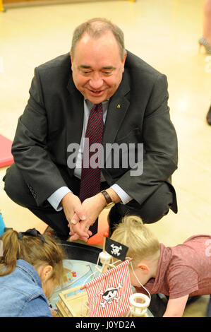 Erste Minister Alex Salmond Uhren Kindspiel an North Edinburgh Kinderbetreuung, Ausbildung und Kinderkrippe Dienstleistungen Stockfoto