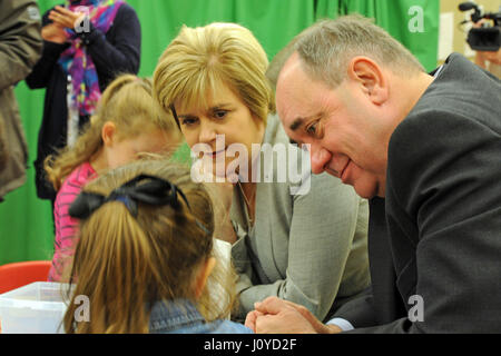 Erste Minister Alex Salmond und Abgeordneter First Minister Nicola Sturgeon mit Kindern am North Edinburgh Kinderbetreuung, Ausbildung und Kinderkrippe Dienstleistungen Stockfoto