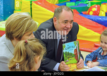 Erste Minister Alex Salmond und Abgeordneter First Minister Nicola Sturgeon mit Kindern am North Edinburgh Kinderbetreuung, Ausbildung und Kinderkrippe Dienstleistungen Stockfoto