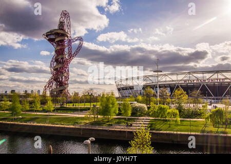 ArcelorMittal Orbit Stahl Struktur mit Röhrenrutsche neben dem Olympiastadion (jetzt West Ham Fußballplatz), Olympic Park, London Stockfoto