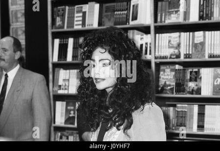 La Toya Jackson, US-Pop-Sängerin und Schwester von Michael Jackson, besucht ein Book signing-Event in London, England am 26. September 1991. Stockfoto