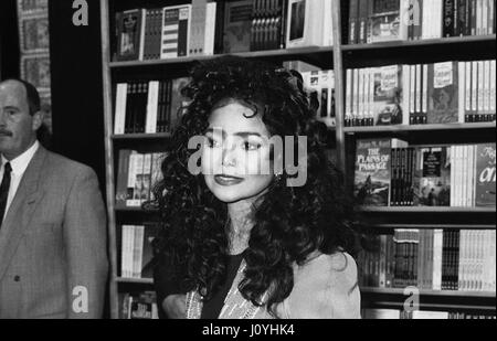La Toya Jackson, US-Pop-Sängerin und Schwester von Michael Jackson, besucht ein Book signing-Event in London, England am 26. September 1991. Stockfoto
