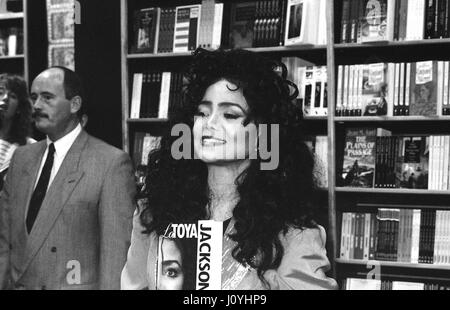La Toya Jackson, US-Pop-Sängerin und Schwester von Michael Jackson, besucht ein Book signing-Event in London, England am 26. September 1991. Stockfoto