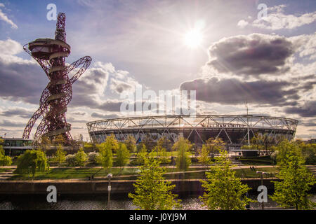 ArcelorMittal Orbit Stahl Struktur mit Röhrenrutsche neben dem Olympiastadion (jetzt West Ham Fußballplatz), Olympic Park, London Stockfoto