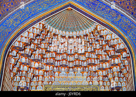 Innenraum des Tilya-Kori Madrasah auf dem Platz der Registan in Samarkand, Usbekistan Stockfoto