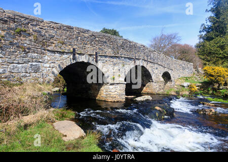 Zeitigen Frühjahr Szene der Straßenbrücke über den Osten Dart River in Postbridge, Dartmoor, UK. Stockfoto