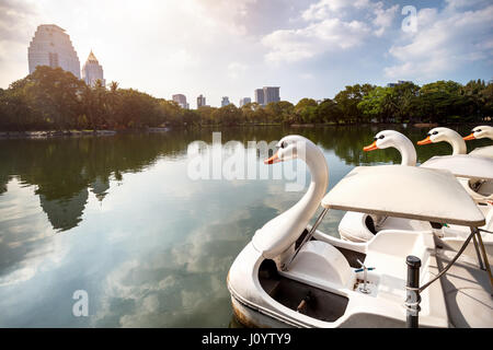 See und Boot in Form eines weißen Schwan im zentralen Lumpini Park von Bangkok, Thailand Stockfoto