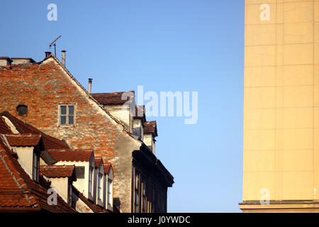 Alte Häuser und gelbe Wand Stockfoto