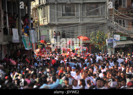 Tokha, Nepal. 16. April 2017. Nepalesen feiern den Wagen während der Feier des Bisket Jatra Festival in Tokha, Kathmandu, Nepal auf Sonntag, 16. April 2017. Das Bisket Jatra-Festival ist eine einwöchige Festival feierte am Tokha. Bildnachweis: Pazifische Presse/Alamy Live-Nachrichten Stockfoto