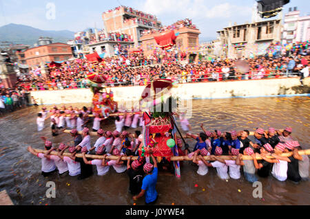 Tokha, Nepal. 16. April 2017. Nepalesen feiern den Wagen während der Feier des Bisket Jatra Festival in Tokha, Kathmandu, Nepal auf Sonntag, 16. April 2017. Das Bisket Jatra-Festival ist eine einwöchige Festival feierte am Tokha. Bildnachweis: Pazifische Presse/Alamy Live-Nachrichten Stockfoto