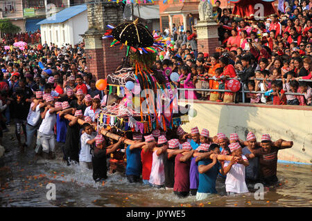 Tokha, Nepal. 16. April 2017. Nepalesen feiern den Wagen während der Feier des Bisket Jatra Festival in Tokha, Kathmandu, Nepal auf Sonntag, 16. April 2017. Das Bisket Jatra-Festival ist eine einwöchige Festival feierte am Tokha. Bildnachweis: Pazifische Presse/Alamy Live-Nachrichten Stockfoto