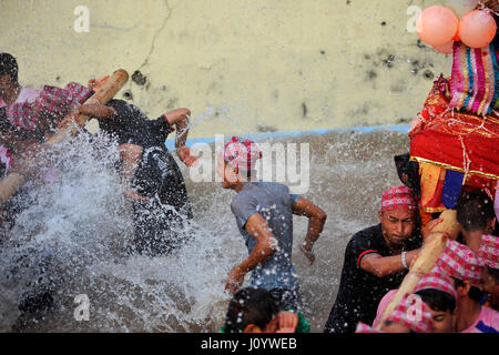 Tokha, Nepal. 16. April 2017. Nepalesen feiern den Wagen während der Feier des Bisket Jatra Festival in Tokha, Kathmandu, Nepal auf Sonntag, 16. April 2017. Das Bisket Jatra-Festival ist eine einwöchige Festival feierte am Tokha. Bildnachweis: Pazifische Presse/Alamy Live-Nachrichten Stockfoto