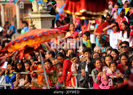 Tokha, Nepal. 16. April 2017. Nepalesen feiern den Wagen während der Feier des Bisket Jatra Festival in Tokha, Kathmandu, Nepal auf Sonntag, 16. April 2017. Das Bisket Jatra-Festival ist eine einwöchige Festival feierte am Tokha. Bildnachweis: Pazifische Presse/Alamy Live-Nachrichten Stockfoto