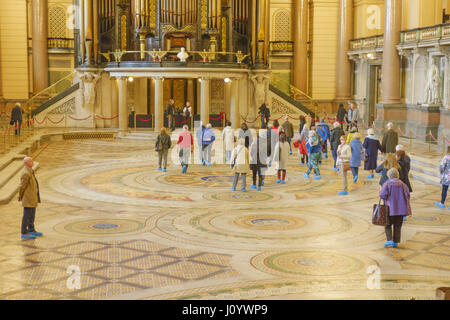 St Georges Hall Liverpool. Besucher auf dem Minton gefliesten Boden der großen Halle. Ein Enkaustic gefliesten Boden von mehr als 30.000 handgefertigte Fliesen. Stockfoto