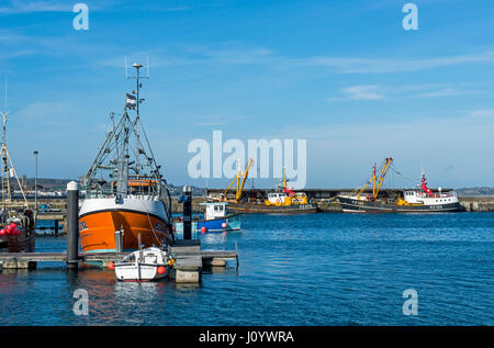 Trawler Boote vertäut im Hafen von Newlyn in Cornwall im Westen von England bis Stockfoto