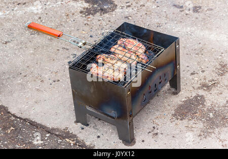 Saftige appetitliche Stücke von gegrilltem Fleisch über den Kohlen auf dem Grill zubereitet. Stockfoto