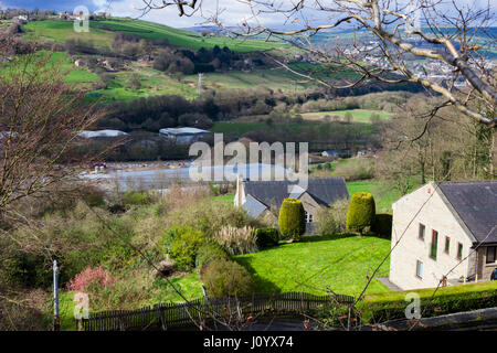 Blick über das Tal in Richtung Calder Norland, in der Nähe von Halifax, West Yorkshire, England, Großbritannien Stockfoto