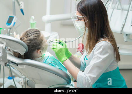 Zähne Zahnarzt behandelnden Kindes Stockfoto