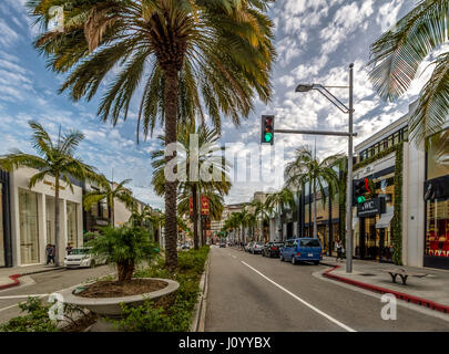 Rodeo Drive Street mit Läden und Palmen in Beverly Hills - Los Angeles, Kalifornien, USA Stockfoto