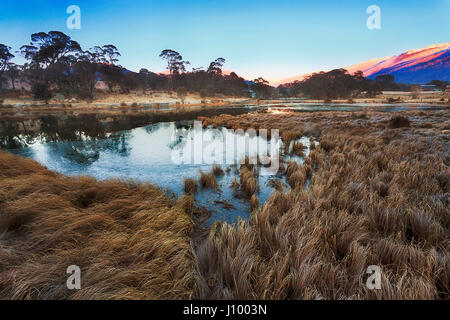 Thredbo Tal des Flusses und Teiche Aroung Crackenback Resort in verschneiten Bergen von Australien. Kalten Wintermorgen eingestellt am Teich Wasser und Frost auf Eis Stockfoto