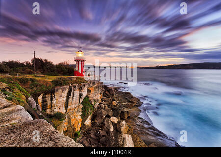 Hornby Leuchtturm am Sonnenaufgang zu beleuchten und Navigation Pfad für Schiffe, die Eingabe von Sydney Harbour. Das Hotel liegt am Rand der Klippe am South Head clearing-t Stockfoto