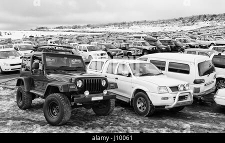 Verpackt und belebten Parkplatz in Perisher Vally Ski Resort von New South Wales, Australien. High-Winter-Saison sieht viele Besucher parken ihren PKW und SUV Fahrzeuge Stockfoto