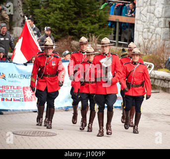 Royal Canadian Mounted Police oder RCMP Offiziere in traditioneller Kleidung rot Serge Uniformen parade während der Canada-Cup.  Whistler BC, Kanada. Stockfoto