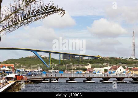 Die Königin Juliana Brücke erhebt sich über St. Anna Bay in Willemstad, Curacao. Stockfoto