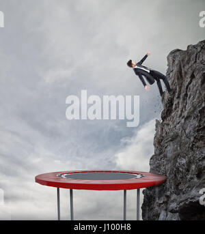 Geschäftsmann springen auf einem Trampolin auf die Fahne zu erreichen. Geschäftsziel erreichen und schwierigen beruflichen Konzept Stockfoto