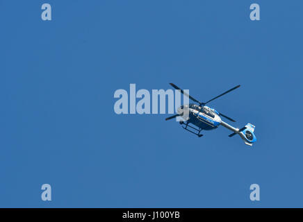 Polizei-Hubschrauber am Himmel, Deutschland Stockfoto