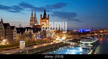 Groß St. Martin Church mit Kölner Dom, Abend Dämmerung, Köln, Nordrhein-Westfalen, Deutschland Stockfoto