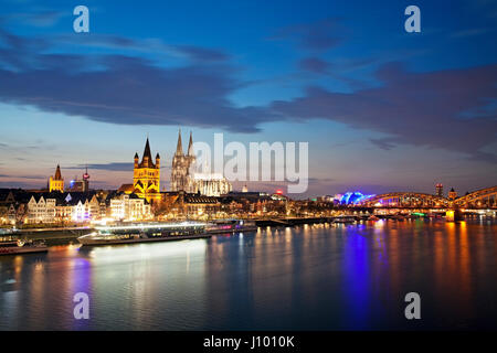 Groß St. Martin Church mit Kölner Dom, Abend Dämmerung, Köln, Nordrhein-Westfalen, Deutschland Stockfoto