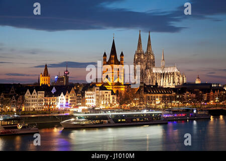 Groß St. Martin Church mit Kölner Dom, Abend Dämmerung, Köln, Nordrhein-Westfalen, Deutschland Stockfoto