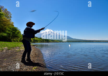 Angler am Yamanaka-See und Mt. Fuji Stockfoto