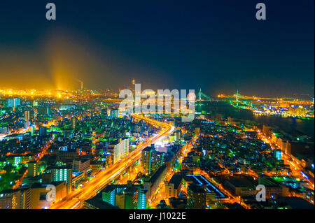 Das Bild der Nacht Stadt von der Höhe der Flug eines Vogels. Ein Blick auf die Nacht Osaka.houses in Beleuchtung. Dunkle Zeit des Tages Stockfoto