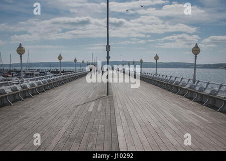 Torquay Prinzessin Pier an einem schönen sonnigen Frühlingstag, April 2017. Der Pier wurde 1890 gebaut und ist heute ein beliebter Ort zu stoppen und blicken auf das Meer Stockfoto