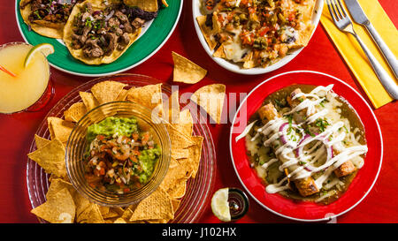 Mexikanisches Essen gemischt: Guacamole, Fleisch Tacos, Nachos, Fajita. Ansicht von oben. Tex-Mex-Küche. Gemischte Vorspeisen. Küche von Mexiko Stockfoto
