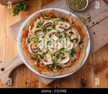 Vollkorn-Pizza mit Tomaten, Käse, Zwiebeln, Champignons und Oregano. Stockfoto