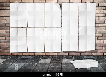 leere Plakat hängen Grunge Ziegelmauer Stockfoto