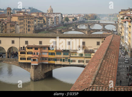 Blick auf Ponte Vecchio und den Arno in Florenz, Italien Stockfoto