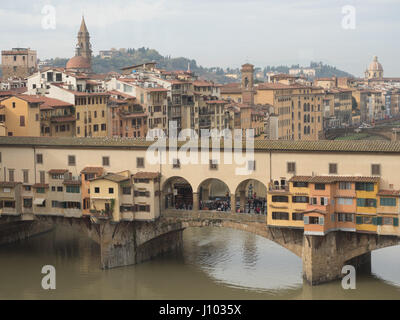 Blick auf Ponte Vecchio und den Arno in Florenz, Italien Stockfoto